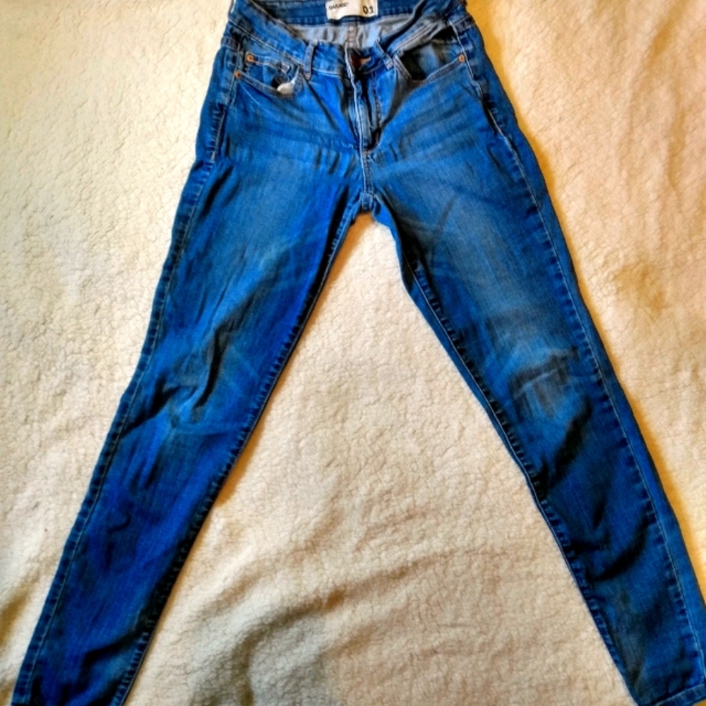 1 pair of straight blue jeans